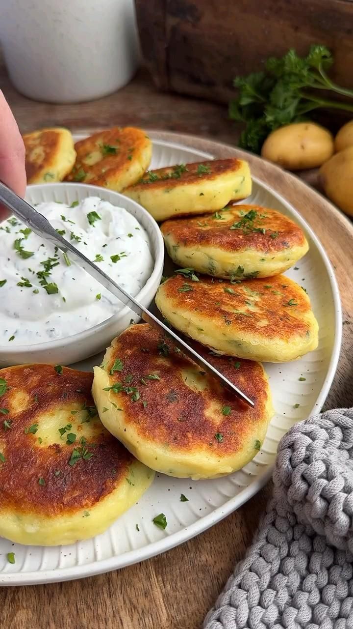 Potato Patties 🥔🧄🧀 With Garlic and Cheese
